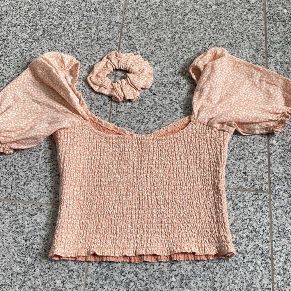 Abercrombie & Fitch puffy sleeve top with matching scrunchy